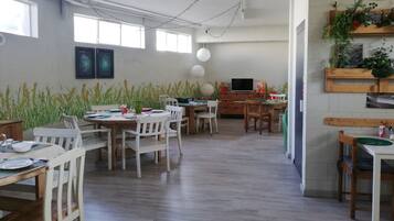 Daily to-go breakfast (EUR 8 per person)