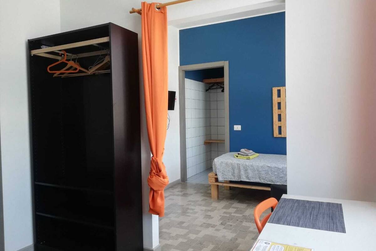 basic twin room, accessible, ensuite | down duvets, individually decorated, desk, blackout curtains