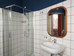 Basic Twin Room, Accessible, Ensuite | Bilik Mandi | Pancuran mandi, hulu semburan mandi hujan 