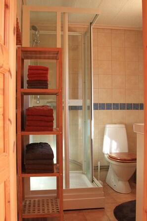Huis | Badkamer | Een douche, pantoffels, vloerverwarming, handdoeken