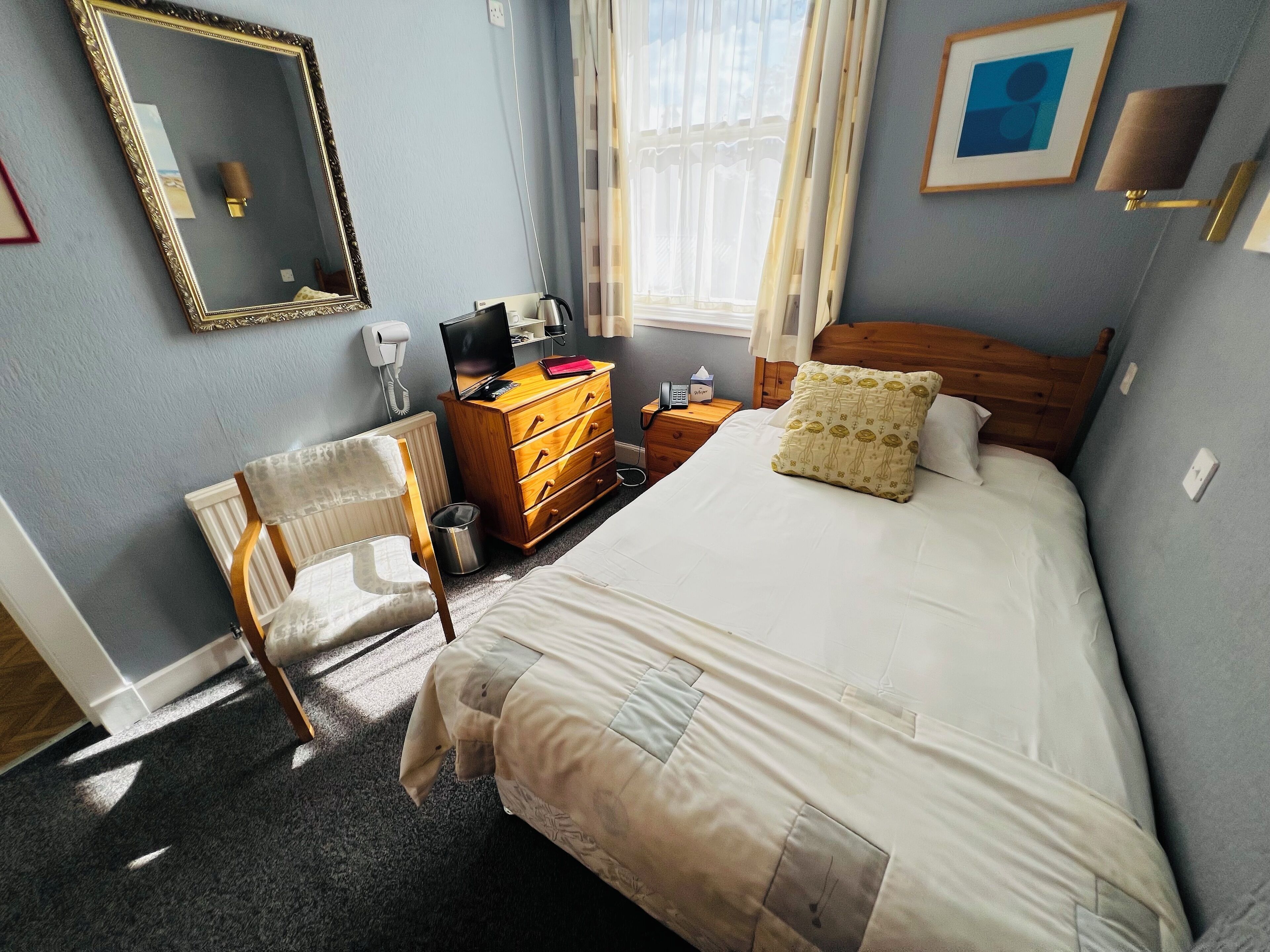 standard single room, 1 single bed | desk, iron/ironing board, free wifi, bed sheets