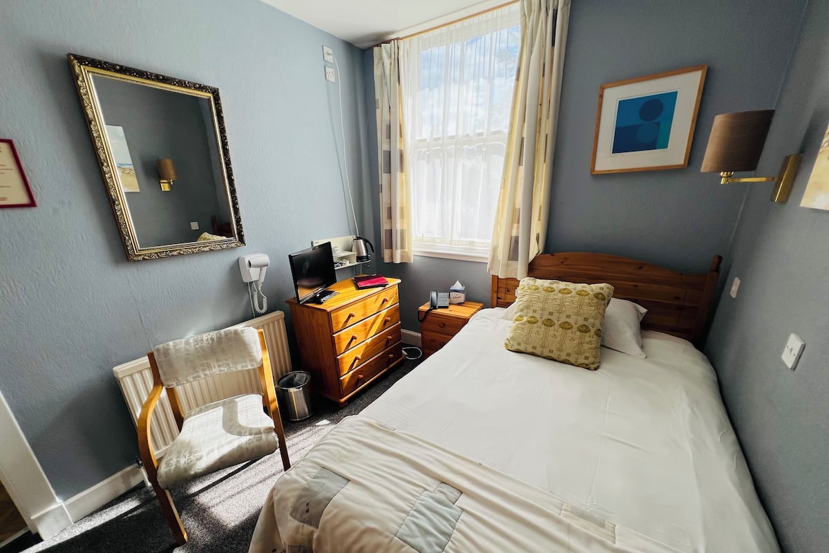 Desk, iron/ironing board, free WiFi, bed sheets