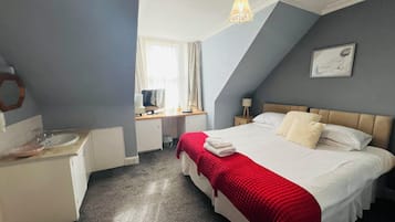 Habitación ejecutiva con 1 cama matrimonial o 2 individuales, 1 habitación | Escritorio, tabla de planchar con plancha, wifi gratis y ropa de cama