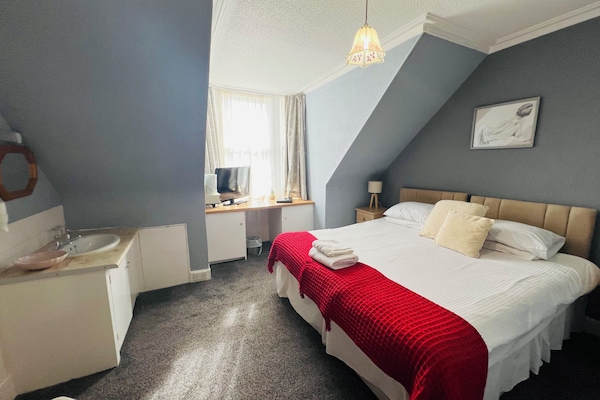 Executive Double or Twin Room, 1 Bedroom | Desk, iron/ironing board, free WiFi, bed sheets