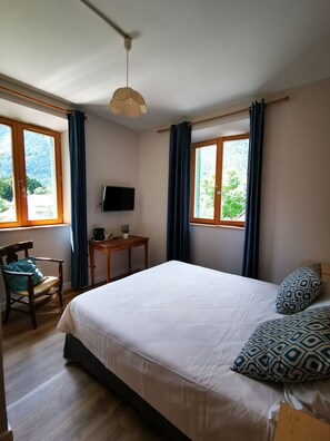 Dobbeltrom, fjellutsikt | Individuelt dekorert, individuelt innredet og skrivebord