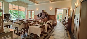 Daily buffet breakfast for a fee - Hôtel de Milan (Le Bourg-d'Oisans)