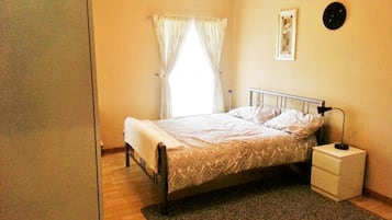 2 habitaciones, escritorio y tabla de planchar con plancha