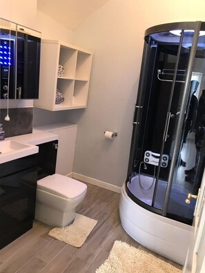 أحواض استحمام وحجيرات دش منفصلة، مستلزمات مجانية للعناية الشخصية