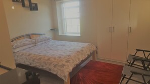 2 bedrooms, desk, iron/ironing board, free cribs/infant beds - Burleigh House (Carrickfergus)