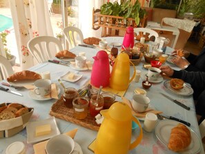 Free daily continental breakfast