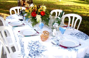 Dinner served, Regional cuisine, al fresco dining