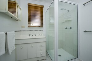 Family Apartment, 2 Bedrooms, Balcony, Ocean View | Bathroom - Picnic Bay Apartments Unit 3 (Picnic Bay)
