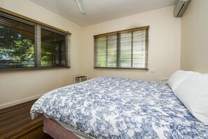 2 bedrooms, iron/ironing board, cots/infant beds, rollaway beds - Picnic Bay Apartments Unit 3 (Picnic Bay)