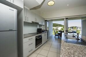 Family Townhome, 3 Bedrooms, Pool Access, Marina View | Private kitchen