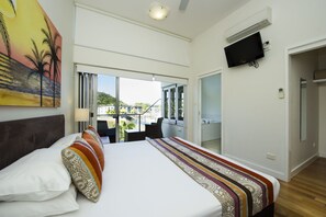Familie resortwoning, 3 slaapkamers, toegang tot zwembad, uitzicht op jachthaven | 3 slaapkamers, een strijkplank/strijkijzer, babybedden (toeslag)