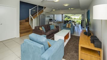 Casa geminada família, 3 quartos, acesso à piscina, vista para a marina | Área de estar | TV, DVD player