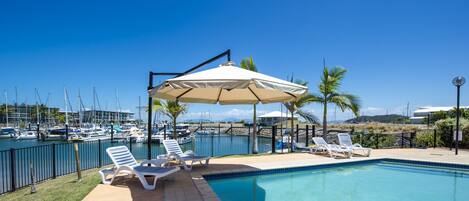 Una piscina al aire libre