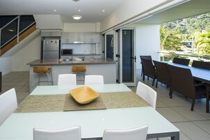 家庭联排别墅, 3 间卧室, 使用泳池, 海滨景观 | 客房内用餐