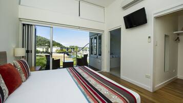 Family Townhome, 3 Bedrooms, Pool Access, Marina View