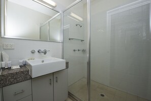Family Townhome, 3 Bedrooms, Pool Access, Marina View | Bathroom | Separate bathtub and shower, deep-soaking bathtub, free toiletries - Beachside Apartment 13 (Nelly Bay)