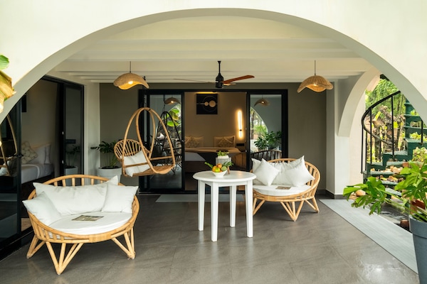 Ropa de cama de alta calidad, minibar y decoración personalizada