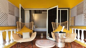 A balcony with wicker chairs, a table, and a minibar. - C'Roque Beach Resort (Colva)