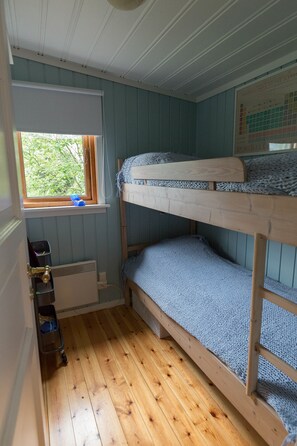 Ferienhütte (2 bedrooms & sleeping alcove) | 2 Schlafzimmer, individuell dekoriert, individuell eingerichtet