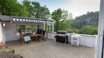 Cabin (2 bedrooms & sleeping alcove) | Terrace/patio