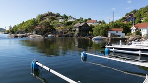 A calm lake with boats docked, surrounded by houses on a hillside. - Soltvedts Cabin - Bjønnes (Porsgrunn)