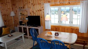 Cabin, 3 Bedrooms | In-room dining