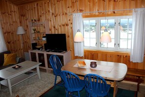 Cabin, 3 Bedrooms | In-room dining