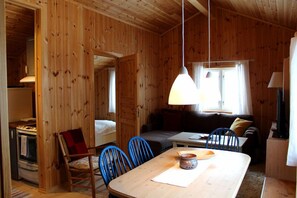 Huisje, 3 slaapkamers | Woonruimte | Televisie, een open haard en een dvd-speler