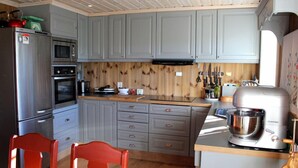 小屋, 4 间卧室 | 私人厨房 | 茶具/咖啡用具、大冰箱、微波炉、烤箱