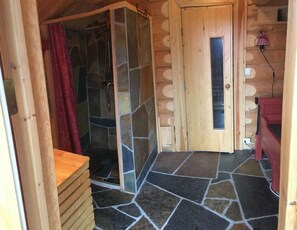 Cabane, 4 chambres, vue montagne, côté montagne | Douche de la salle de bain