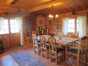 Cabane, 4 chambres, vue montagne, côté montagne | Restauration dans la chambre