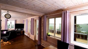 Cabin, 4 Bedrooms | Ruang tamu | TV, pendiangan