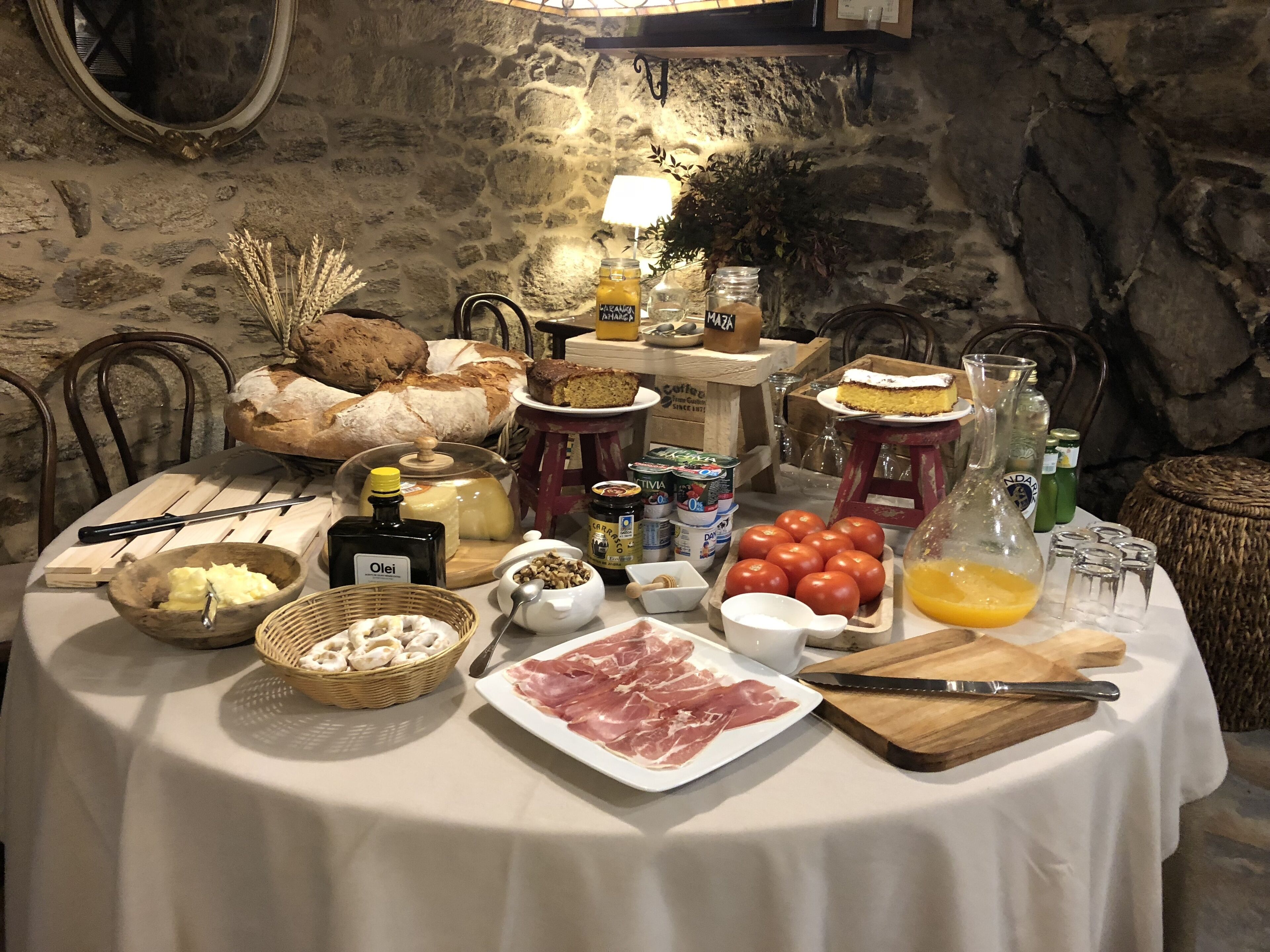 فطور مطهو حسب الطلب يوميًا بتكلفة قدرها (12 EUR للشخص)