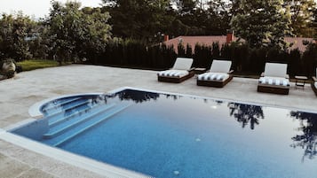 Una piscina al aire libre de temporada