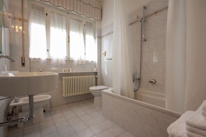 Camera tripla | Bagno | Set di cortesia gratuito, asciugacapelli, bidet, asciugamani