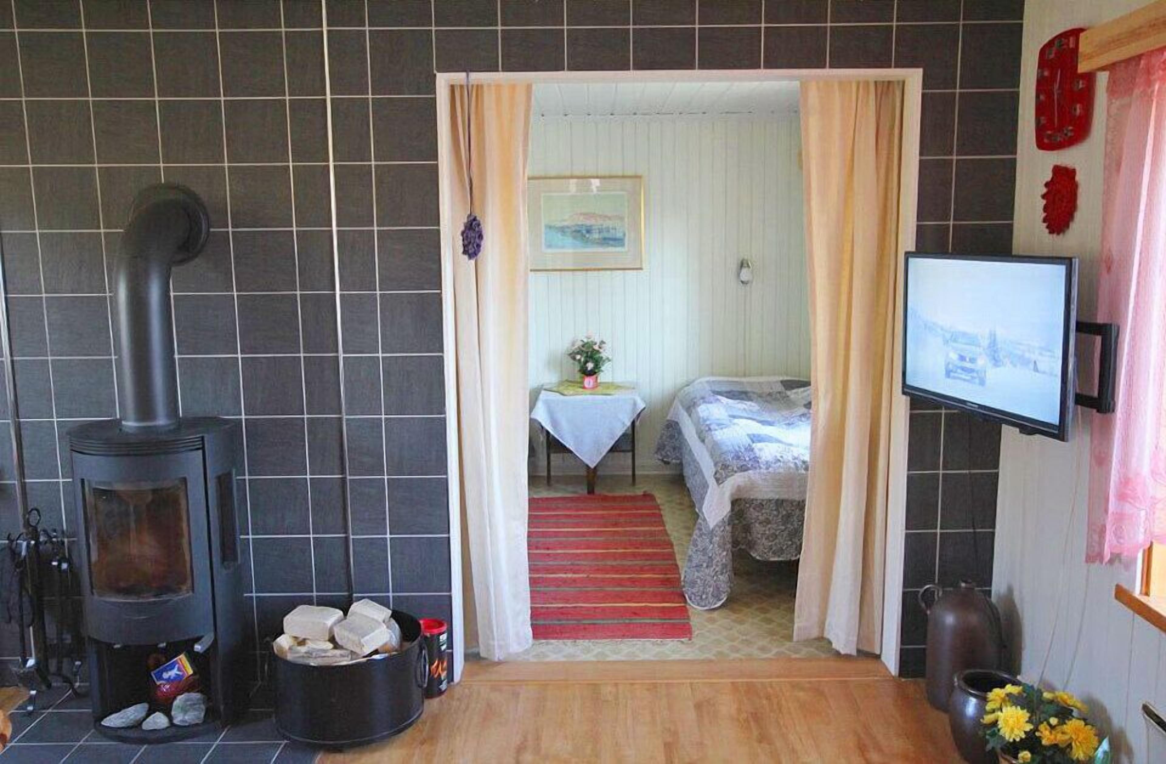 Cabin | Living area | Flat-screen TV, fireplace