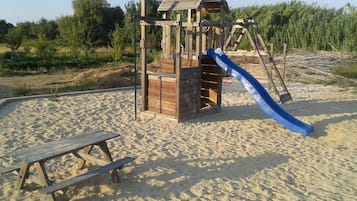 Children’s play area – outdoor