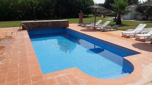 Kolam renang outdoor musiman, dengan kursi berjemur