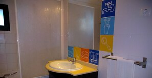 Apartemen, 3 kamar tidur, lantai dasar | Kamar mandi | Shower dan handuk