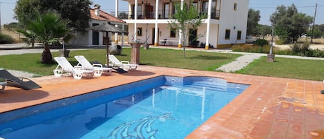 Piscina externa sazonal, espreguiçadeiras