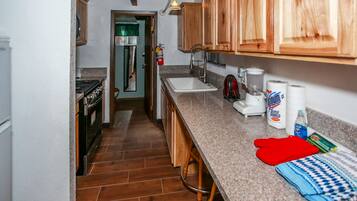 Standard Cabin, Non Smoking, Kitchen | Private kitchen | Full-size fridge, microwave, oven, stovetop