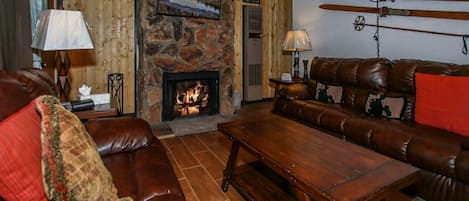 สแตนดาร์ดเคบิน, ปลอดบุหรี่, ห้องครัว | บริเวณนั่งเล่น | ทีวีจอแบน, เตาผิง, เครื่องเล่นดีวีดี