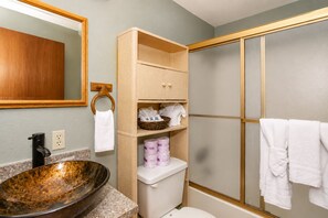 Standard Cabin, Non Smoking, Kitchen | Bathroom