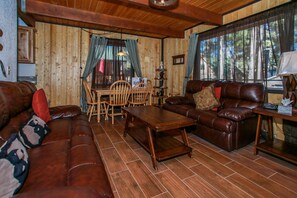 Standard Cabin, Non Smoking, Kitchen | Living area | Flat-screen TV, fireplace, DVD player - Bear 'n Tree (Big Bear Lake)