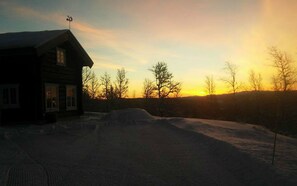 Fachada de la propiedad por la tarde o noche