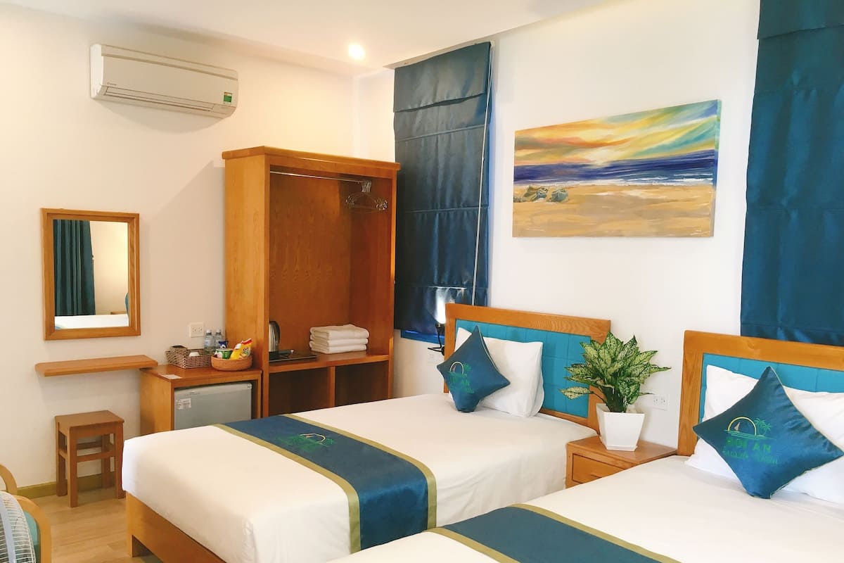 Ropa de cama de alta calidad, minibar, muebles diferentes y escritorio